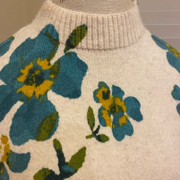 Beautiful sweater! Still brand new with out the tags - Picture 4 of 4